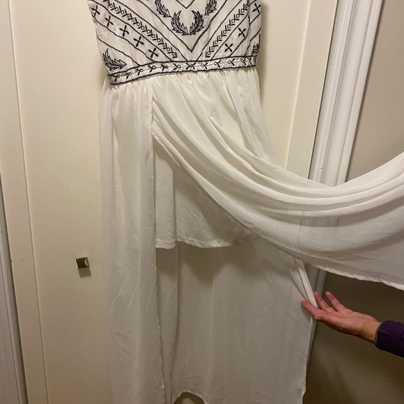 White flowy dress with two slits - Picture 8 of 10